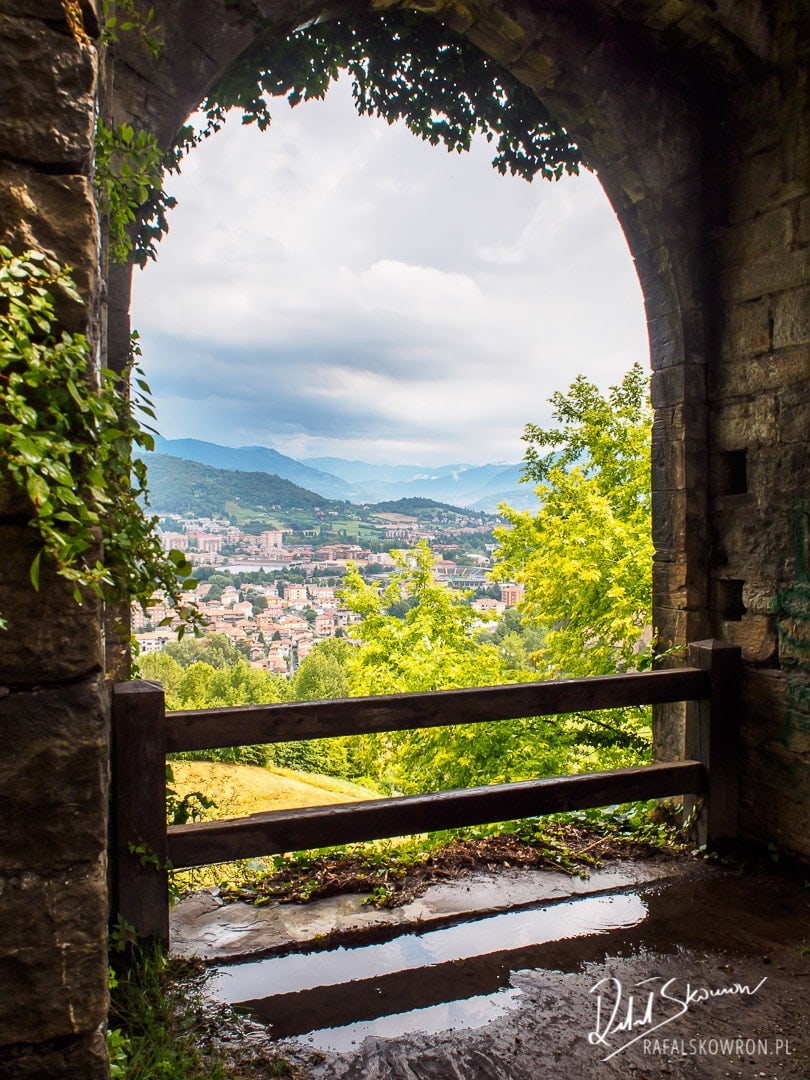 Widok z zamku na góry w Bergamo
