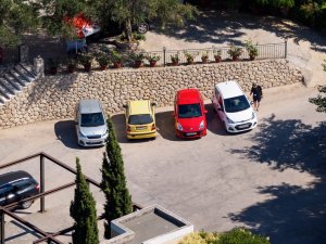 Wszystkie nowe i ładne samochody na Korfu są z wypożyczalni.