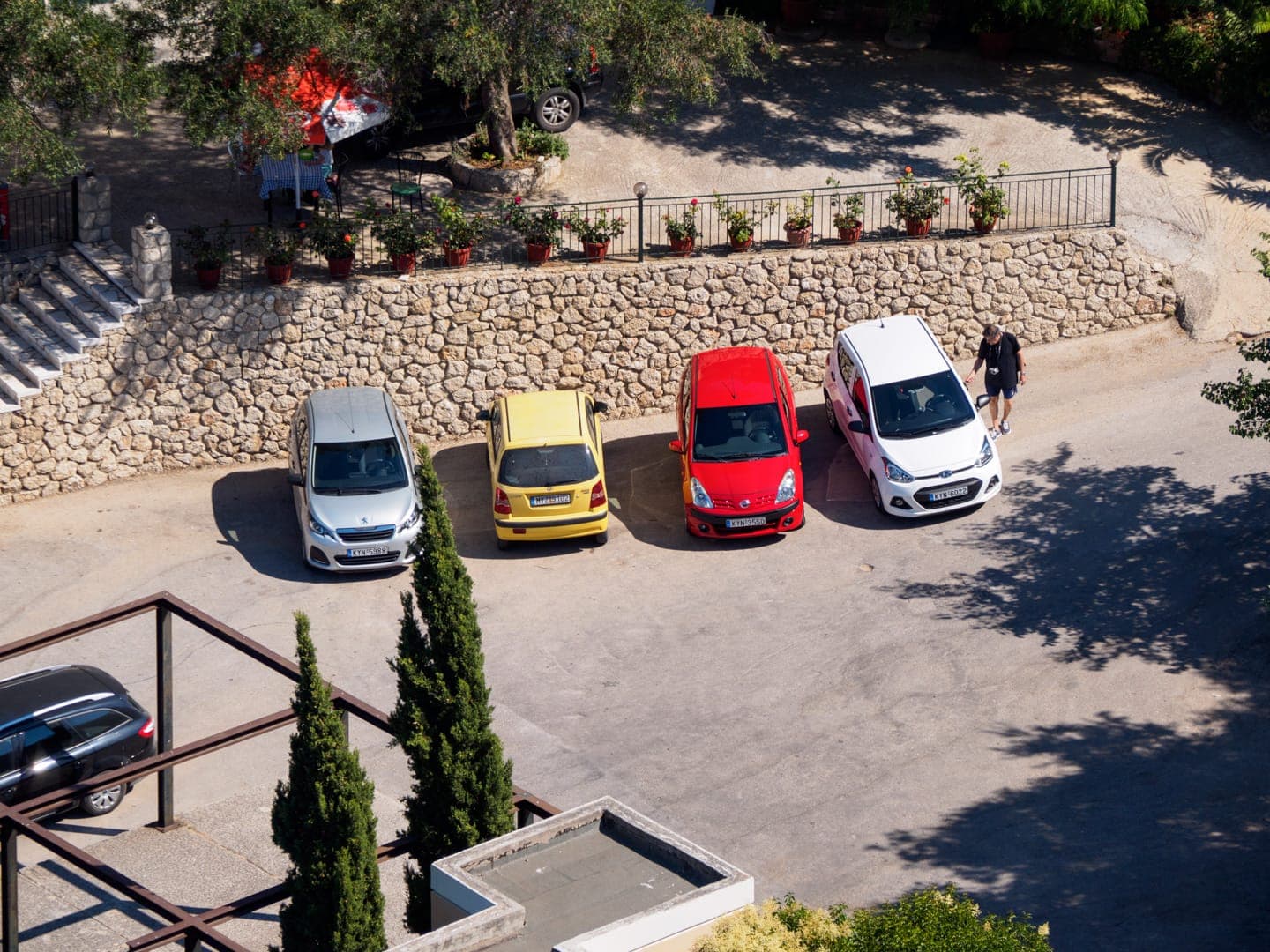 Większość nowych i zadbanych samochodów na Korfu pochodzi z wypożyczalni. Jest to bardzo dobre rozwiązanie aby dojechać tam, gdzie nie dociera np. Green Bus Corfu