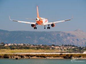 Lądujący EasyJet na lotnisku w Korfu